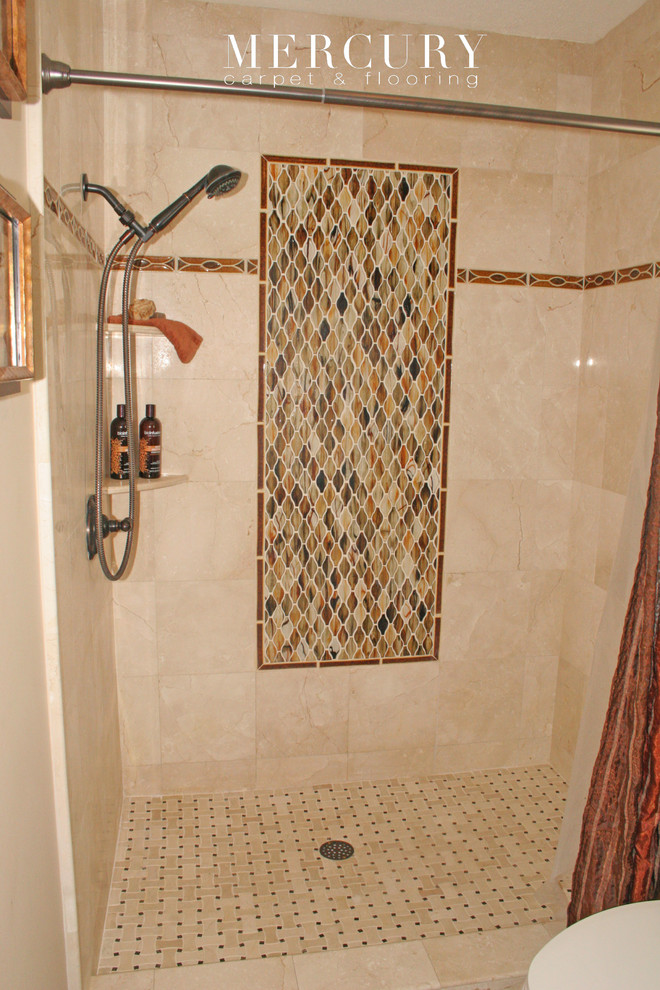 Inspiration för ett litet medelhavsstil en-suite badrum, med en öppen dusch, beige kakel, marmorkakel, marmorgolv, beiget golv och dusch med duschdraperi