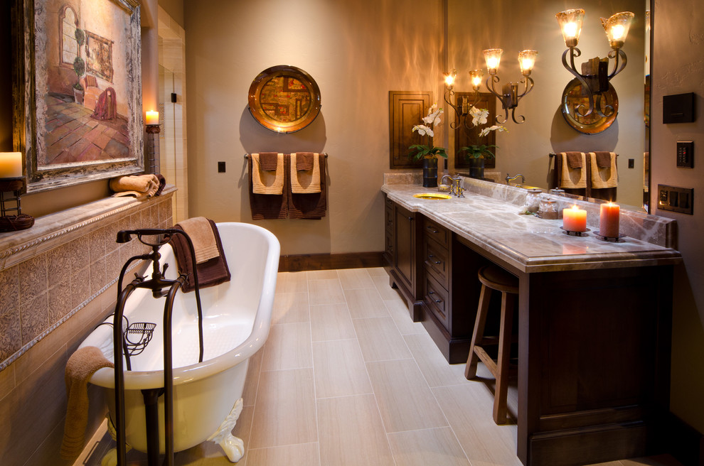 Bild på ett medelhavsstil badrum, med ett badkar med tassar