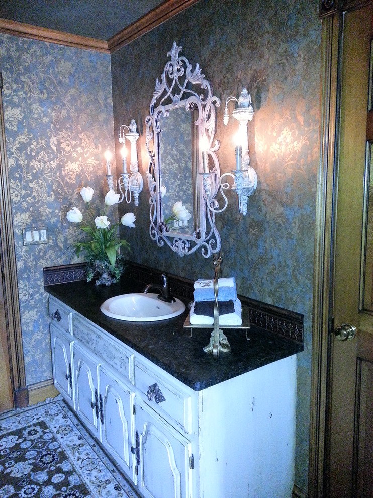 Inredning av ett klassiskt mellanstort badrum, med ett nedsänkt handfat, luckor med upphöjd panel, skåp i slitet trä, marmorbänkskiva, ett platsbyggt badkar, en dusch/badkar-kombination, porslinskakel och klinkergolv i porslin