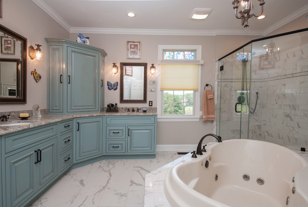 Foto på ett stort medelhavsstil en-suite badrum, med luckor med upphöjd panel, blå skåp, ett platsbyggt badkar, en hörndusch, ett undermonterad handfat, bänkskiva i kvarts och dusch med gångjärnsdörr