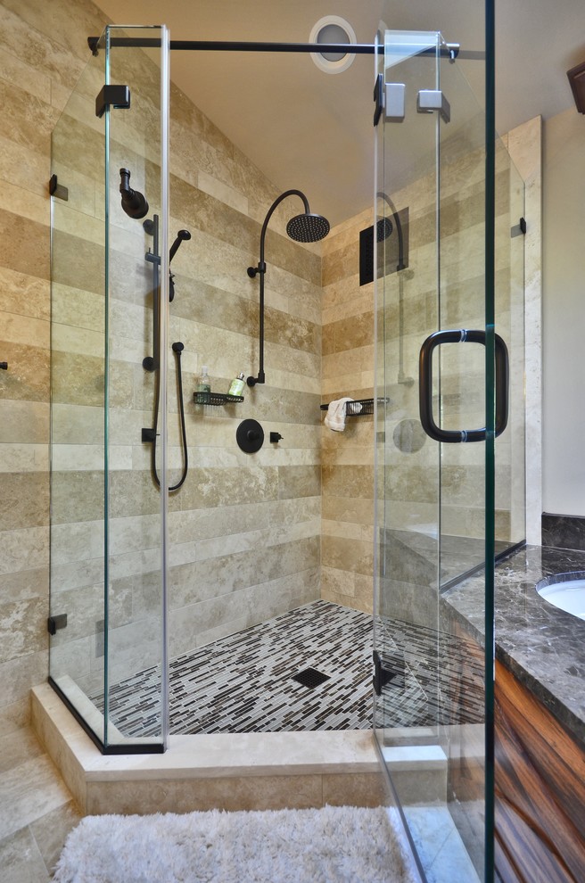 Источник вдохновения для домашнего уюта: ванная комната в средиземноморском стиле с бежевой плиткой, каменной плиткой и угловым душем