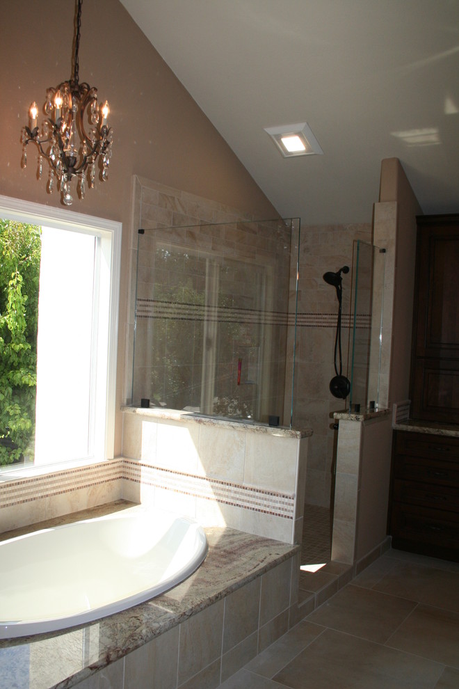 Foto di una stanza da bagno tradizionale con lavabo sottopiano