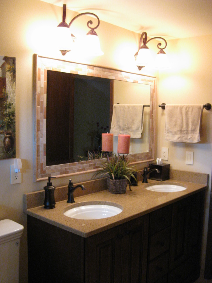 Foto di una stanza da bagno padronale classica di medie dimensioni con ante in stile shaker, ante in legno bruno, WC a due pezzi, pareti beige e lavabo sottopiano
