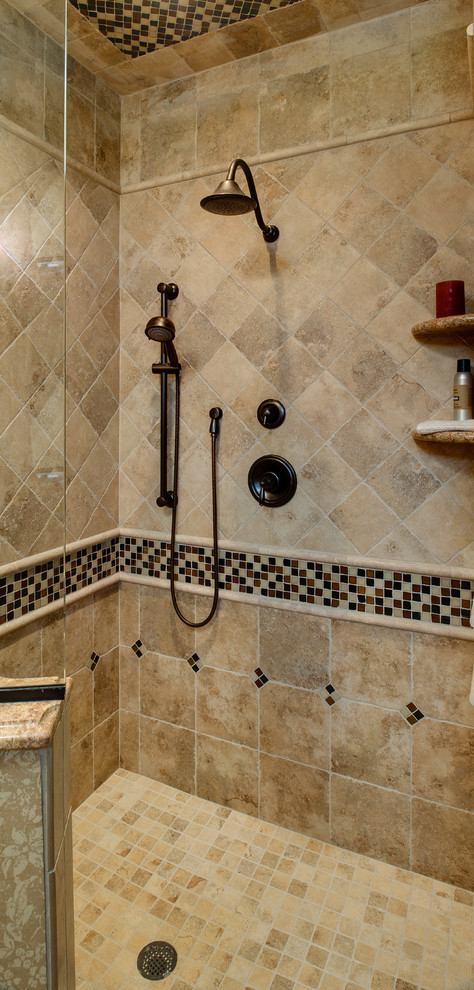 Foto de cuarto de baño tradicional con baldosas y/o azulejos beige, baldosas y/o azulejos de porcelana y encimera de granito