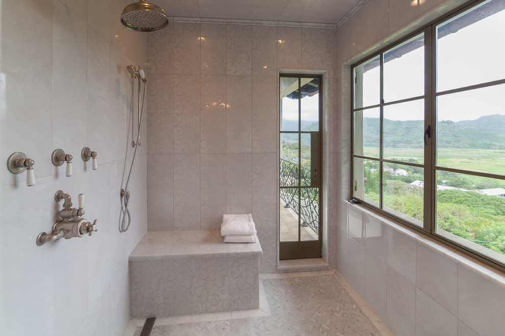 Immagine di una grande stanza da bagno padronale mediterranea con ante con bugna sagomata, ante bianche, vasca freestanding, doccia aperta, pareti verdi e lavabo sottopiano