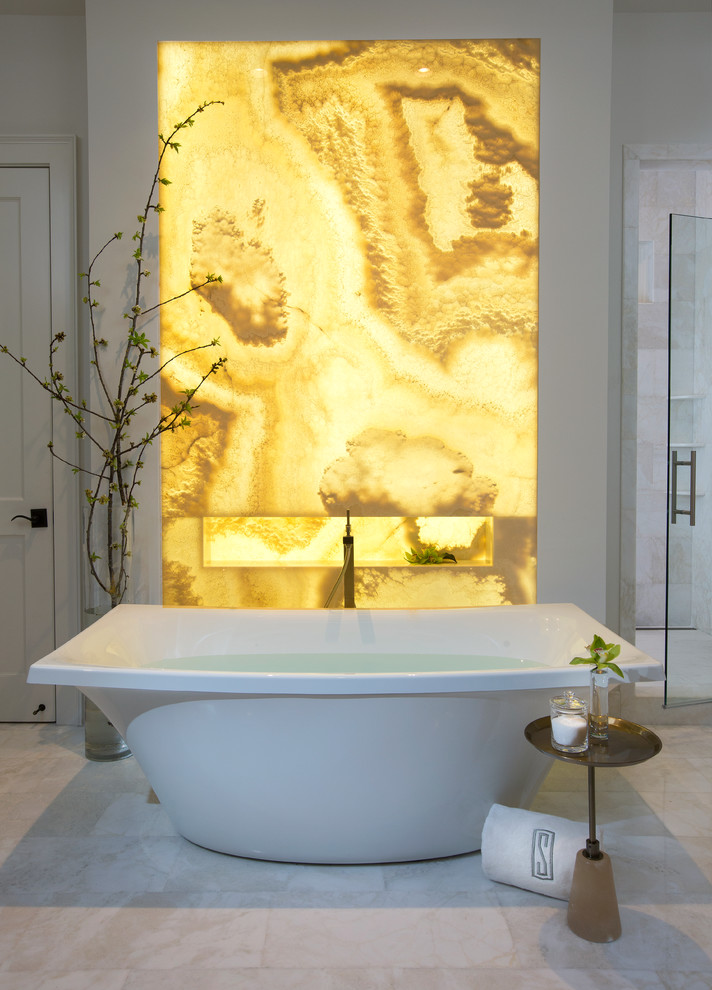 Cette photo montre une grande salle de bain principale chic avec une baignoire indépendante, un carrelage beige, un mur blanc, une douche à l'italienne, un carrelage de pierre et un sol en travertin.