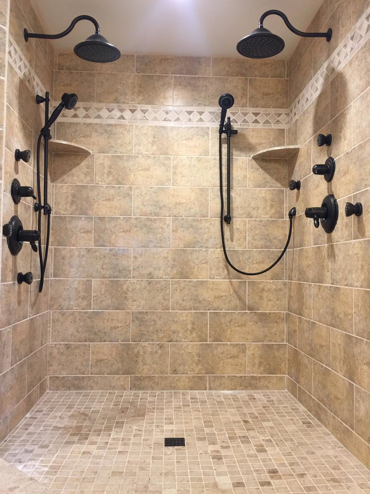 Idee per una stanza da bagno padronale mediterranea di medie dimensioni con doccia doppia, piastrelle beige, piastrelle in gres porcellanato, pareti beige e pavimento in gres porcellanato