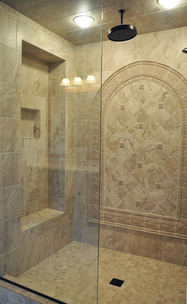 Esempio di una grande stanza da bagno padronale mediterranea con doccia aperta, piastrelle beige e piastrelle in pietra
