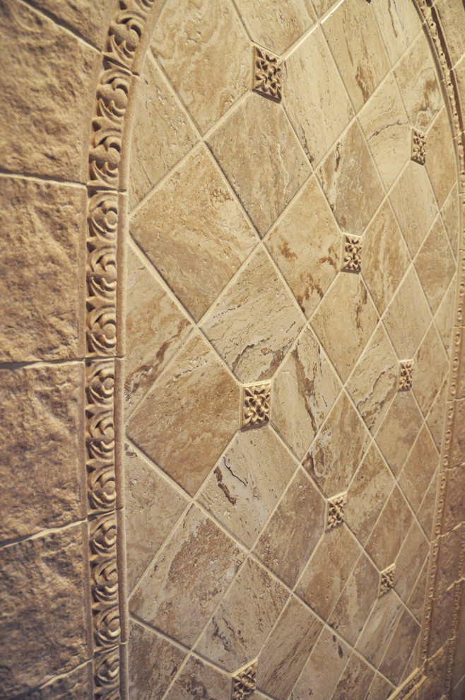 Immagine di una grande stanza da bagno padronale mediterranea con doccia aperta, piastrelle beige e piastrelle in pietra