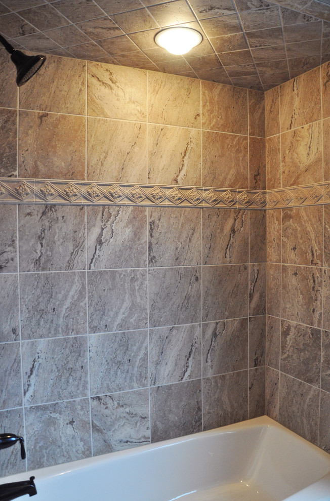 Foto på ett stort medelhavsstil badrum med dusch, med en öppen dusch, beige kakel och stenkakel