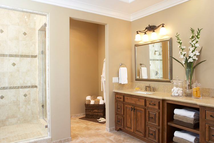 Стильный дизайн: огромная ванная комната в средиземноморском стиле - последний тренд