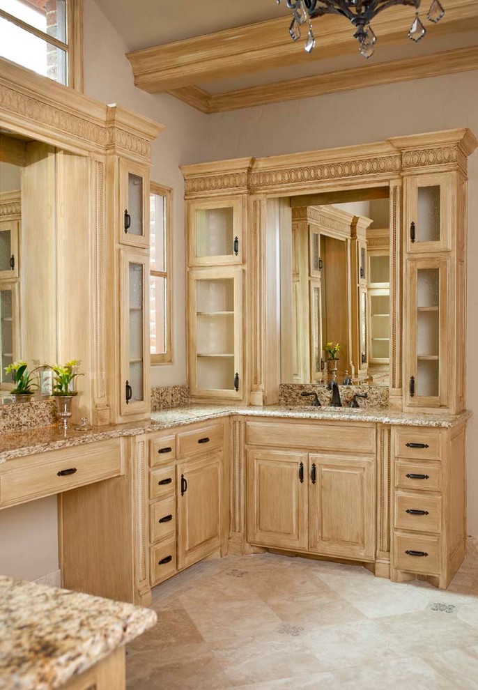 Inredning av ett medelhavsstil stort en-suite badrum, med ett undermonterad handfat, luckor med upphöjd panel, beige skåp, granitbänkskiva, beige kakel, stenkakel, beige väggar och travertin golv