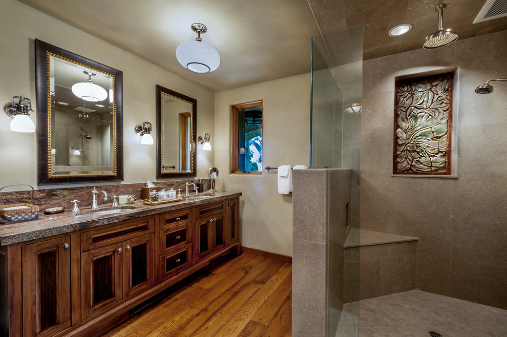 Inspiration för ett stort amerikanskt en-suite badrum, med möbel-liknande, skåp i mellenmörkt trä, en hörndusch, beige kakel, beige väggar, mellanmörkt trägolv, ett nedsänkt handfat, granitbänkskiva, brunt golv och med dusch som är öppen