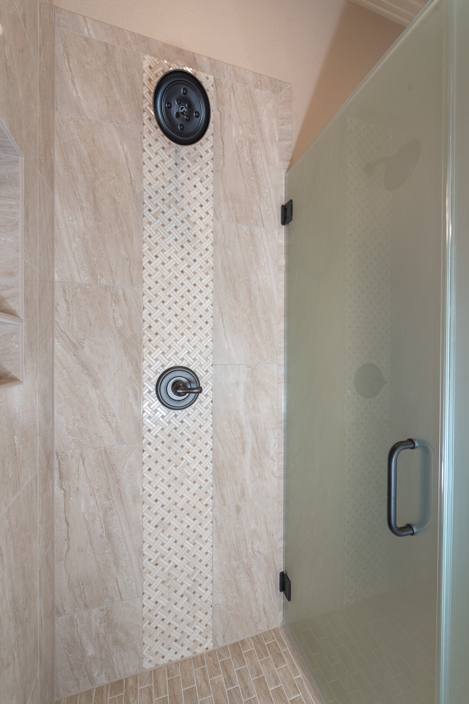 Пример оригинального дизайна: ванная комната среднего размера в средиземноморском стиле с фасадами с выступающей филенкой, бежевыми фасадами, угловым душем, раздельным унитазом, бежевой плиткой, керамической плиткой, бежевыми стенами, полом из керамической плитки, душевой кабиной, врезной раковиной, столешницей из гранита, бежевым полом, душем с распашными дверями и бежевой столешницей