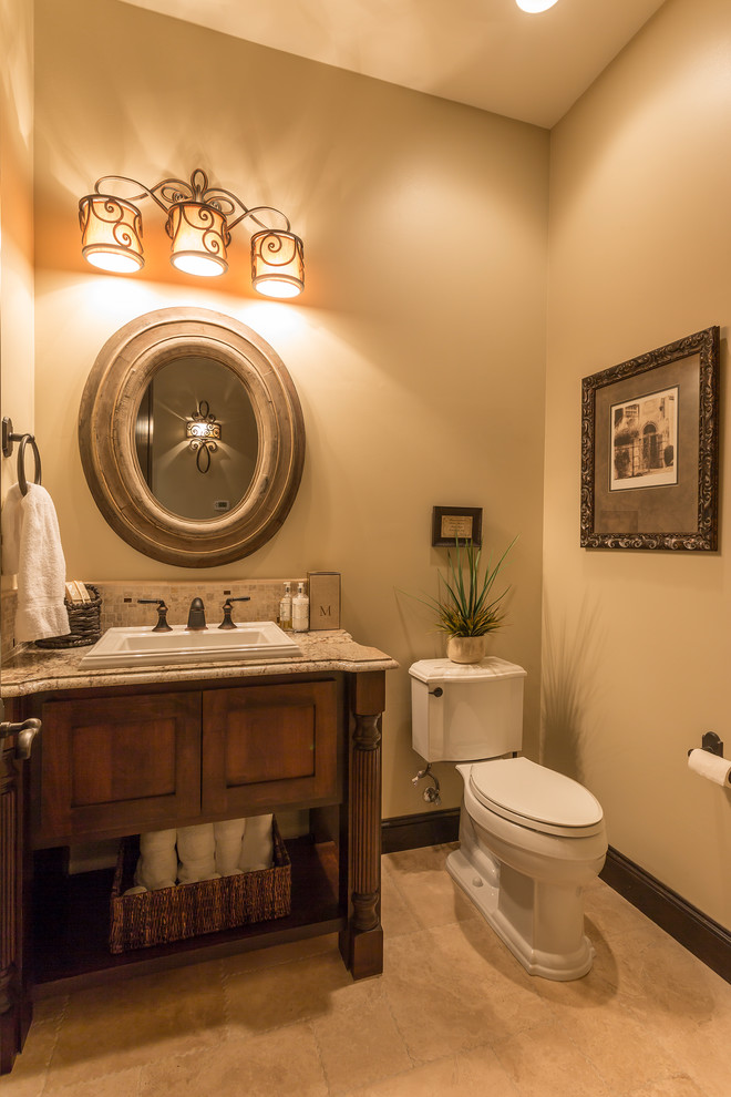 Immagine di una stanza da bagno con doccia mediterranea di medie dimensioni con ante in stile shaker, ante in legno scuro, pareti beige, lavabo da incasso e pavimento beige