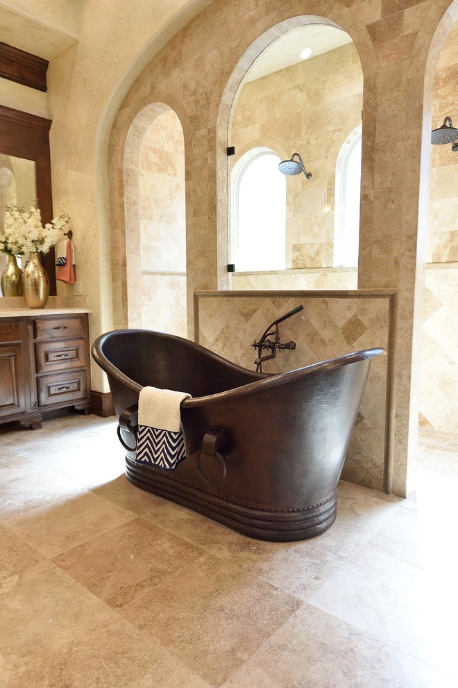 Exemple d'une grande salle de bain principale méditerranéenne en bois brun avec un placard avec porte à panneau surélevé, une baignoire indépendante, une douche double, un carrelage beige, des carreaux de céramique, un mur beige, un sol en travertin, un lavabo encastré, un plan de toilette en marbre, un sol beige et aucune cabine.