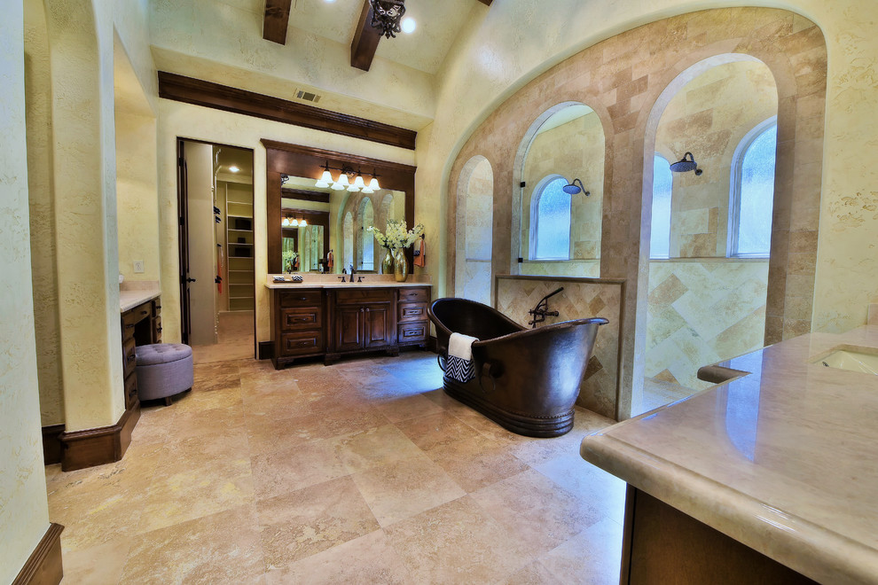 Medelhavsstil inredning av ett stort en-suite badrum, med luckor med upphöjd panel, skåp i mellenmörkt trä, ett fristående badkar, en dubbeldusch, beige kakel, keramikplattor, beige väggar, travertin golv, ett undermonterad handfat, marmorbänkskiva, beiget golv och med dusch som är öppen