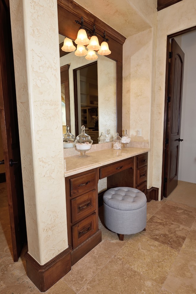 Idéer för att renovera ett stort medelhavsstil en-suite badrum, med luckor med infälld panel, skåp i mellenmörkt trä, beige kakel, beige väggar, travertin golv, marmorbänkskiva och beiget golv