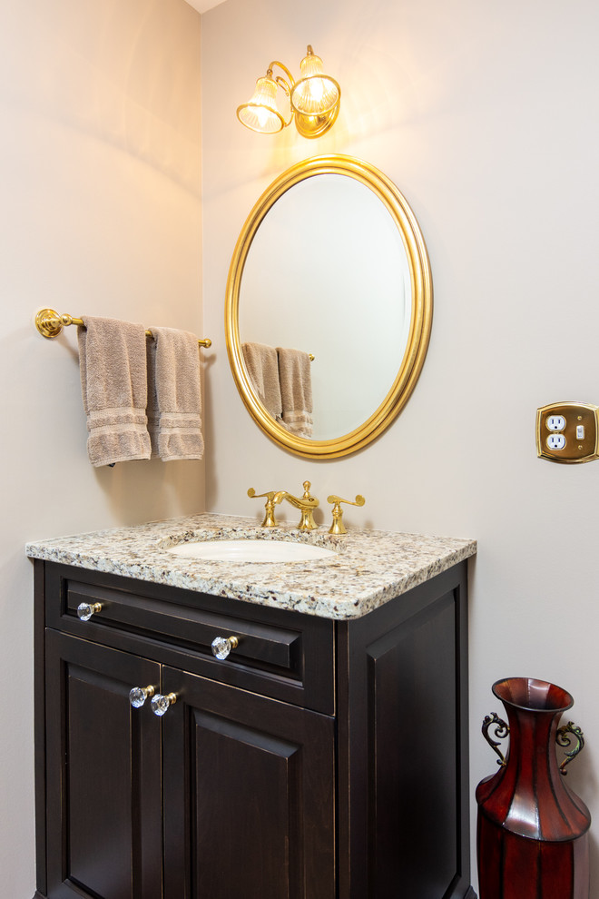 Exempel på ett mellanstort klassiskt flerfärgad flerfärgat badrum, med luckor med upphöjd panel, skåp i mörkt trä, grå väggar, ett undermonterad handfat och granitbänkskiva