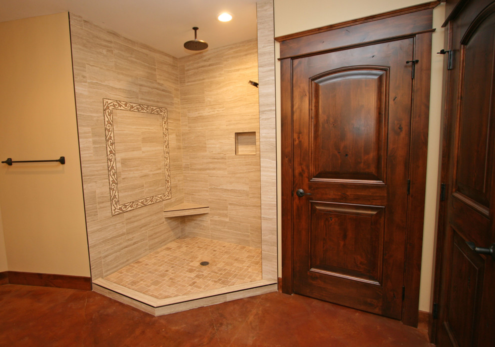 Inspiration för ett mellanstort medelhavsstil badrum med dusch, med luckor med upphöjd panel, skåp i mellenmörkt trä, en hörndusch, en toalettstol med separat cisternkåpa, beige kakel, porslinskakel, gula väggar, betonggolv, ett undermonterad handfat och granitbänkskiva