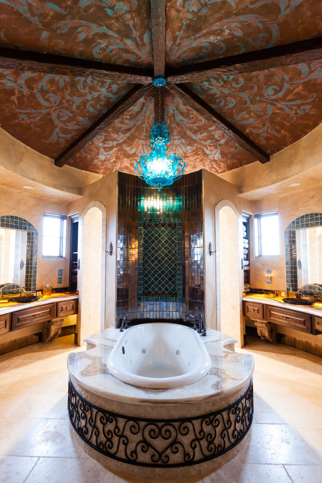 Idee per una stanza da bagno padronale mediterranea di medie dimensioni con vasca da incasso, piastrelle marroni, piastrelle verdi, piastrelle multicolore, piastrelle in metallo e pareti beige