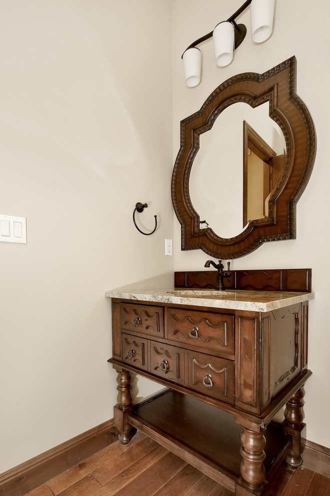 Foto på ett mellanstort medelhavsstil beige badrum med dusch, med möbel-liknande, skåp i mörkt trä, röd kakel, keramikplattor, vita väggar, mörkt trägolv, ett undermonterad handfat, granitbänkskiva och brunt golv