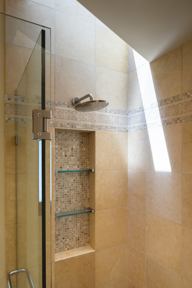 На фото: главная ванная комната среднего размера в средиземноморском стиле с бежевой плиткой, каменной плиткой и двойным душем