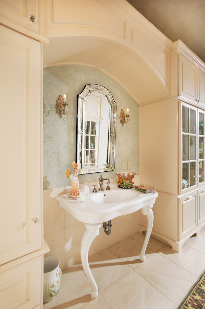 Foto på ett mycket stort vintage en-suite badrum, med luckor med upphöjd panel, beige skåp, ett platsbyggt badkar, en dusch i en alkov, beige kakel, vit kakel, stenkakel, gröna väggar, klinkergolv i keramik och ett konsol handfat