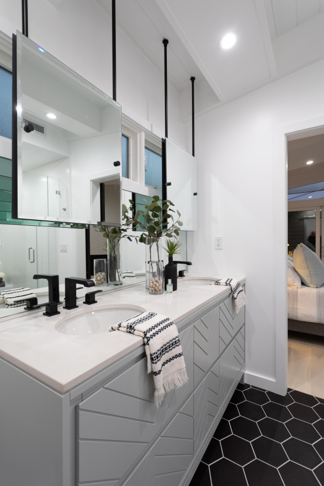 На фото: ванная комната в современном стиле с плоскими фасадами, серыми фасадами, белыми стенами, врезной раковиной, черным полом, белой столешницей, тумбой под две раковины, напольной тумбой и потолком из вагонки