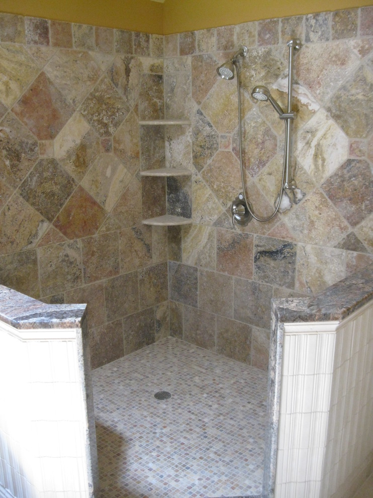 Immagine di una stanza da bagno classica con vasca da incasso e top in marmo