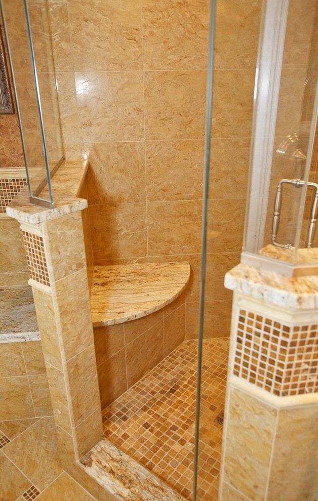 Bild på ett mellanstort medelhavsstil en-suite badrum, med en hörndusch, beige kakel, beige väggar, klinkergolv i keramik, luckor med upphöjd panel, vita skåp, mosaik, ett undermonterad handfat och granitbänkskiva