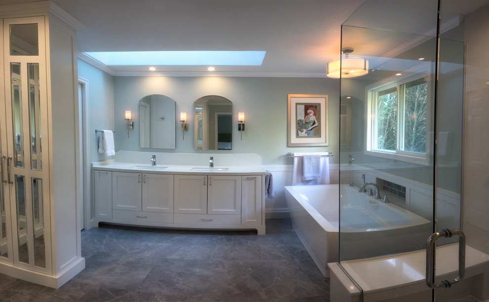 Idée de décoration pour une grande salle de bain principale tradition avec un placard à porte shaker, des portes de placard blanches, WC à poser, un carrelage gris, un mur vert, un sol en carrelage de porcelaine, un lavabo encastré et un plan de toilette en quartz modifié.