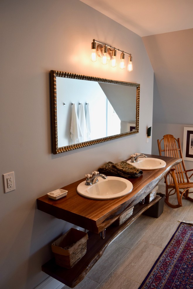 Inspiration för mellanstora klassiska brunt en-suite badrum, med grå väggar, klinkergolv i porslin, ett nedsänkt handfat, träbänkskiva, beiget golv och dusch med gångjärnsdörr