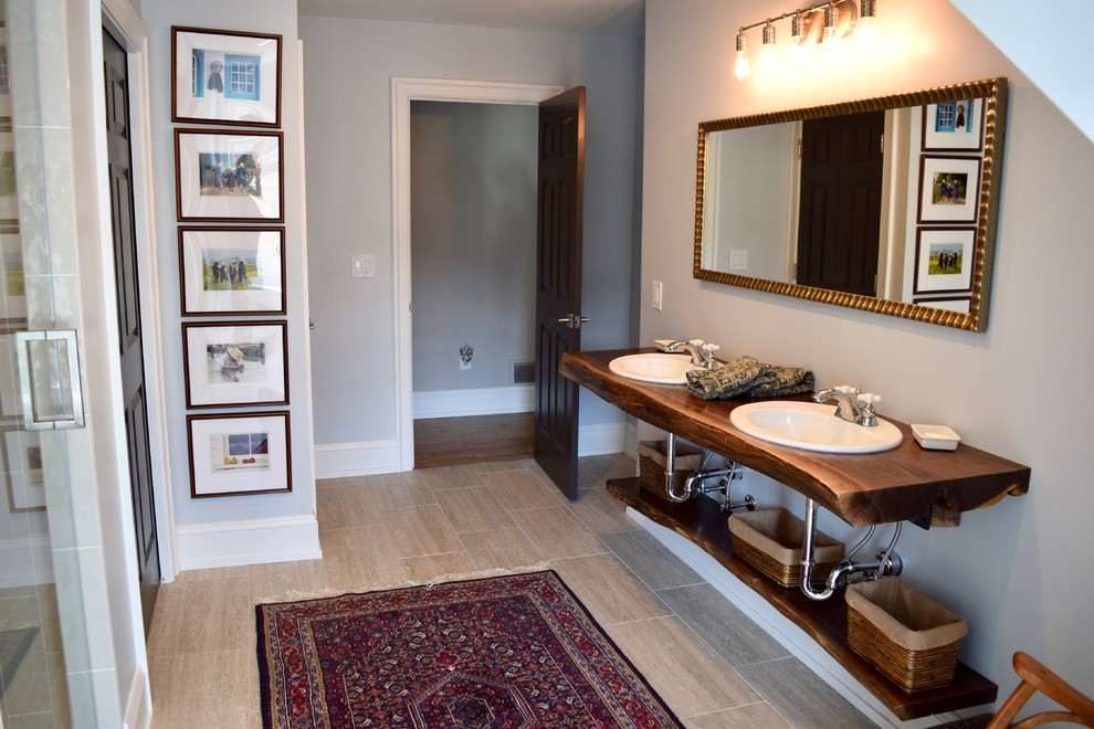 Inspiration för ett mellanstort vintage brun brunt en-suite badrum, med ett nedsänkt handfat, träbänkskiva, grå väggar, klinkergolv i porslin, beiget golv och dusch med gångjärnsdörr