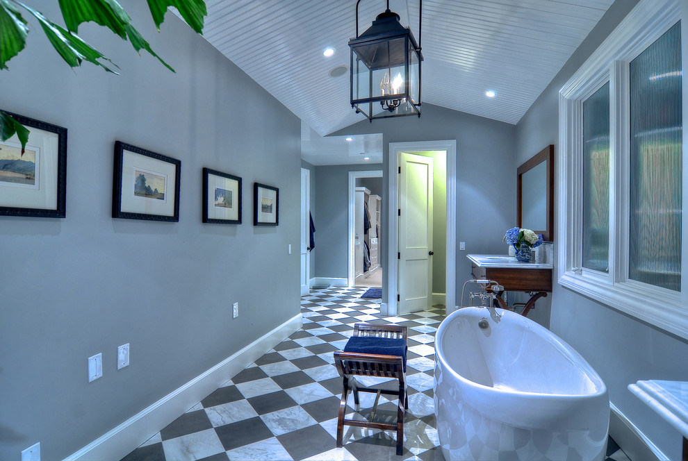 Идея дизайна: главная ванная комната среднего размера в морском стиле с отдельно стоящей ванной, серыми стенами, серой плиткой, белой плиткой, керамической плиткой, полом из керамической плитки, консольной раковиной и столешницей из гранита