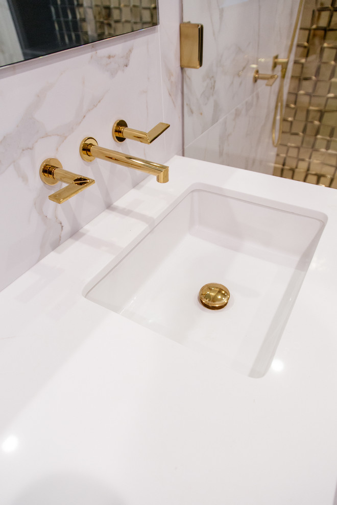 Inredning av ett modernt mellanstort en-suite badrum, med släta luckor, bruna skåp, en dusch i en alkov, vit kakel, marmorkakel, vita väggar, klinkergolv i porslin, ett undermonterad handfat, bänkskiva i akrylsten, beiget golv och med dusch som är öppen