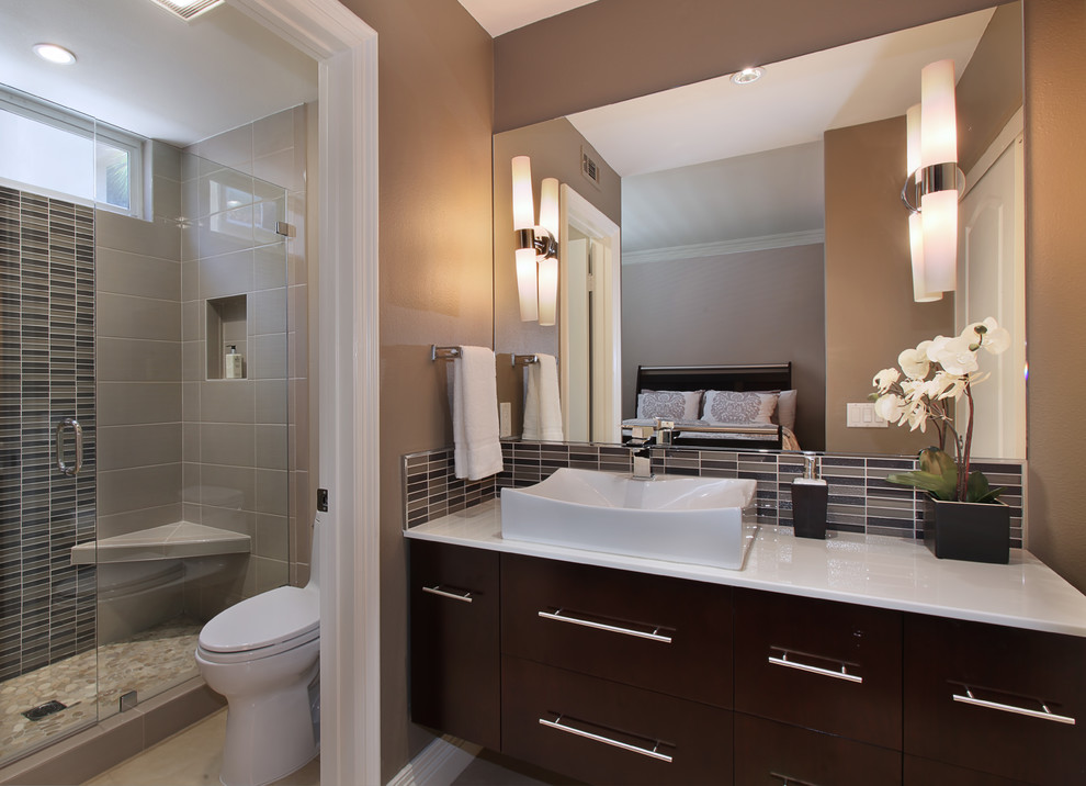 Diseño de cuarto de baño contemporáneo con armarios con paneles lisos, puertas de armario de madera en tonos medios, encimera de cuarzo compacto, paredes beige, suelo de baldosas de porcelana y aseo y ducha