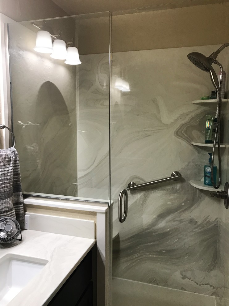 Foto på ett mellanstort vintage vit badrum med dusch, med en hörndusch, grå kakel, stenhäll, beige väggar, ett undermonterad handfat, granitbänkskiva och med dusch som är öppen