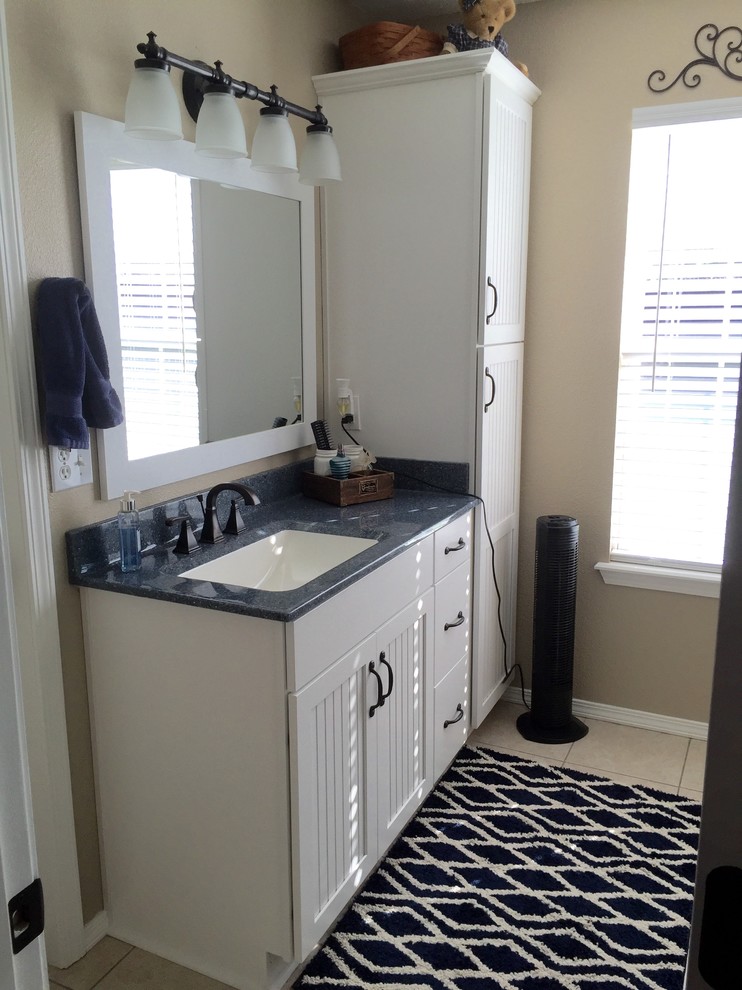 他の地域にある低価格の小さなトランジショナルスタイルのおしゃれなマスターバスルーム (インセット扉のキャビネット、白いキャビネット、ベージュの壁、一体型シンク、オニキスの洗面台) の写真