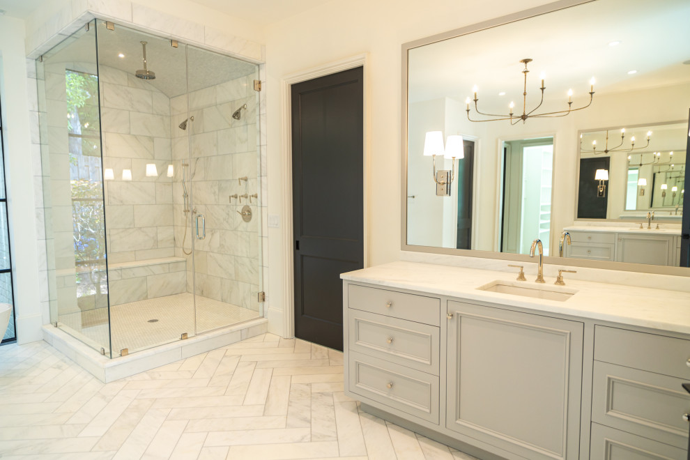 Inspiration för stora moderna vitt en-suite badrum, med luckor med infälld panel, grå skåp, ett fristående badkar, en hörndusch, en toalettstol med hel cisternkåpa, vit kakel, marmorkakel, vita väggar, ljust trägolv, ett undermonterad handfat, marmorbänkskiva, vitt golv och med dusch som är öppen