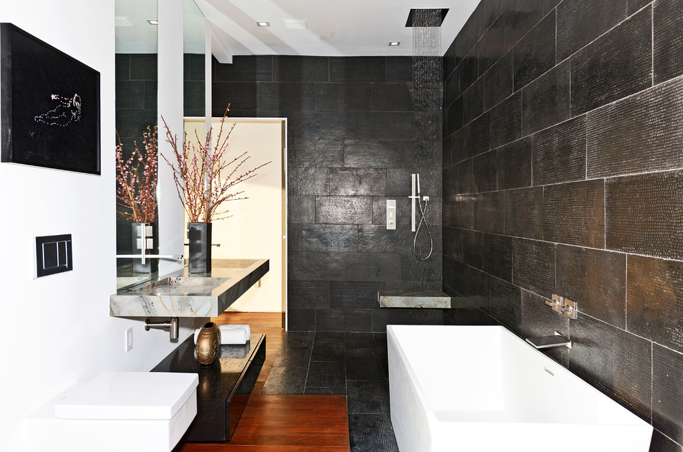 Idéer för funkis badrum, med ett fristående badkar, en öppen dusch, svarta väggar och med dusch som är öppen