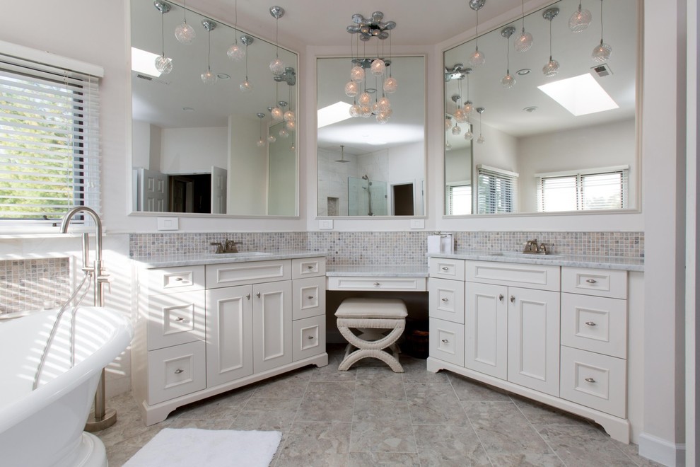 Exemple d'une grande salle de bain principale chic avec un placard à porte shaker, des portes de placard blanches, une baignoire indépendante, une douche ouverte, WC séparés, un carrelage blanc, un carrelage de pierre, un mur blanc, un sol en carrelage de porcelaine, un lavabo encastré et un plan de toilette en marbre.
