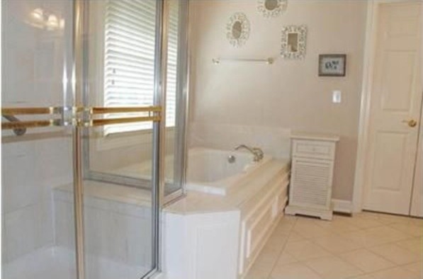 コロンバスにあるトラディショナルスタイルのおしゃれな浴室の写真