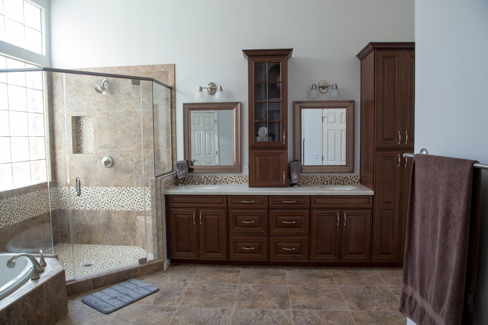 Réalisation d'une très grande salle de bain principale tradition en bois brun avec une baignoire posée, une douche d'angle, WC séparés, un carrelage marron, un carrelage en pâte de verre, un mur beige, un sol en carrelage de porcelaine, un plan de toilette en granite et un lavabo encastré.
