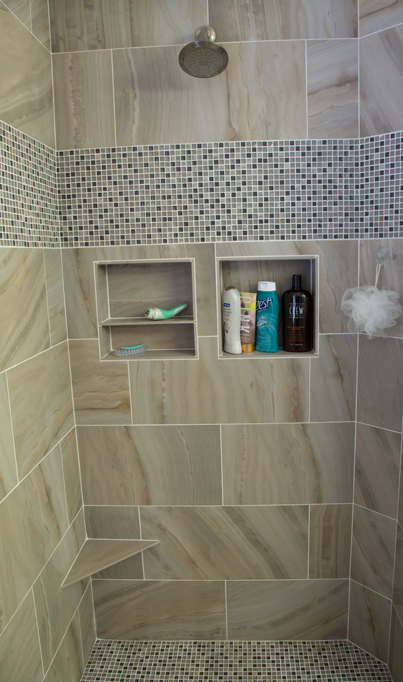 На фото: большая главная ванная комната в морском стиле с врезной раковиной, столешницей из кварцита, открытым душем, бежевой плиткой, керамогранитной плиткой, белыми стенами и полом из керамогранита с