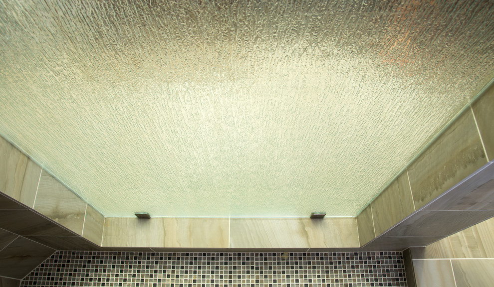Immagine di una grande stanza da bagno padronale stile marino con lavabo sottopiano, top in quarzite, doccia aperta, piastrelle beige, piastrelle in gres porcellanato, pareti bianche e pavimento in gres porcellanato