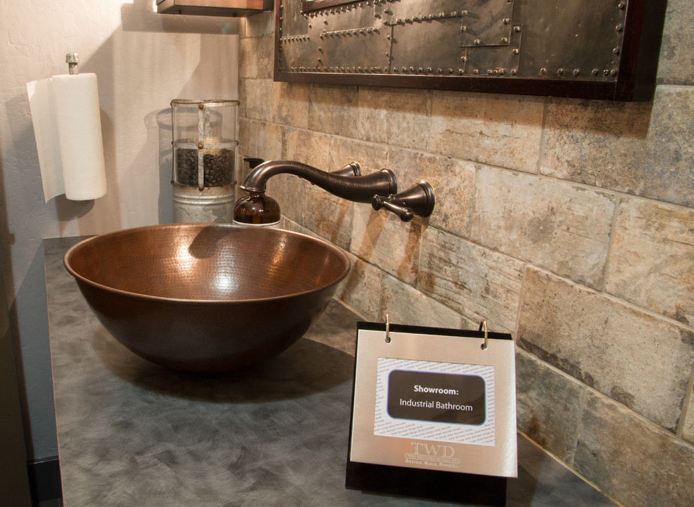 Foto di una stanza da bagno con doccia industriale con lavabo a bacinella, top in laminato, piastrelle grigie e piastrelle in pietra