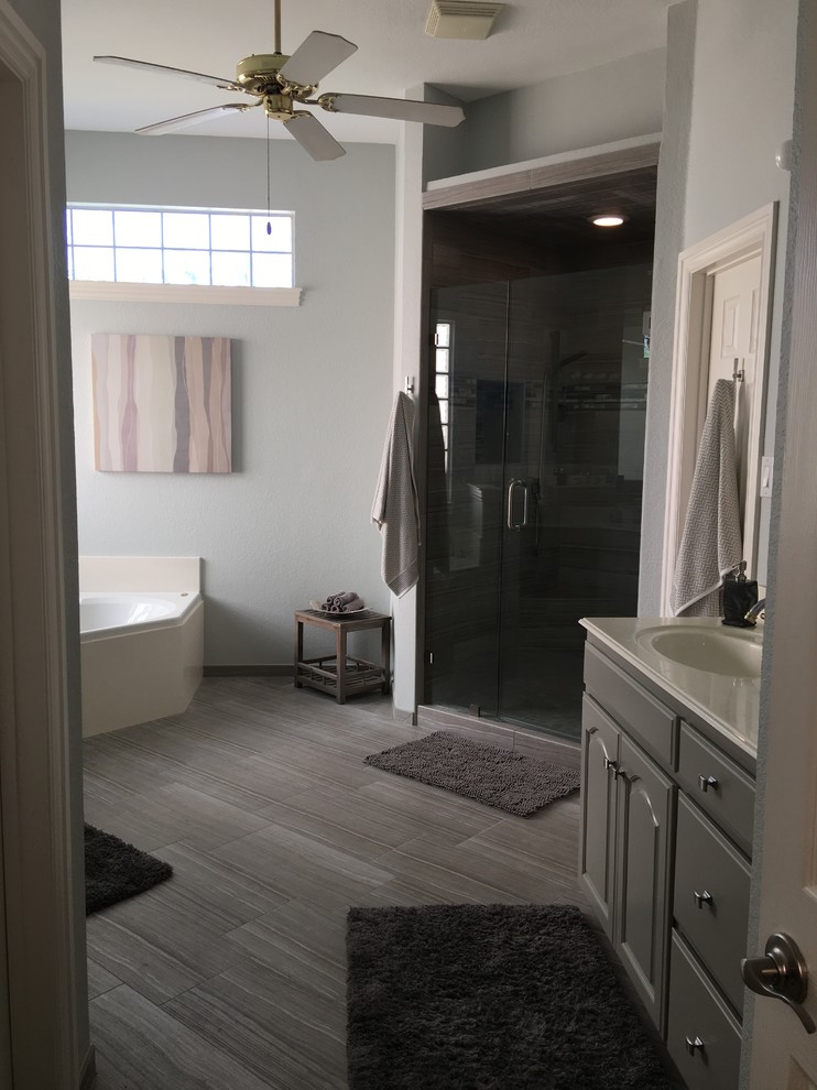 Idéer för att renovera ett stort funkis en-suite badrum, med luckor med upphöjd panel, grå skåp, ett hörnbadkar, en dusch i en alkov, grå väggar, klinkergolv i keramik, ett integrerad handfat och bänkskiva i kvartsit