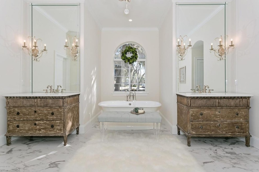 Diseño de cuarto de baño principal clásico con bañera exenta, paredes beige, lavabo bajoencimera y armarios con paneles lisos