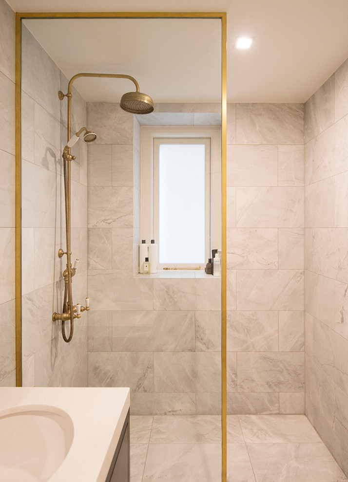 Modern inredning av ett mellanstort badrum, med en öppen dusch, vit kakel, stenkakel och med dusch som är öppen